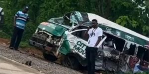 CITY BOY MOVEMENT BUS CRASHES NEAR IBADAN ON LAGOS-IBADAN EXPRESSWAY, SPARKS PANIC AS MOTORISTS, PASSERSBY RUSH TO RESCUE OCCUPANTS